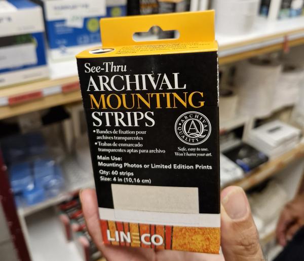 Archival Mounting Strips als beter alternatief voor tijdelijk bevestigingen.